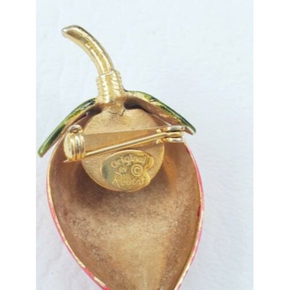 Vintage Original By Robert Strawberry Pin Brooch-Enamel-Signed - Picture 4 of 8